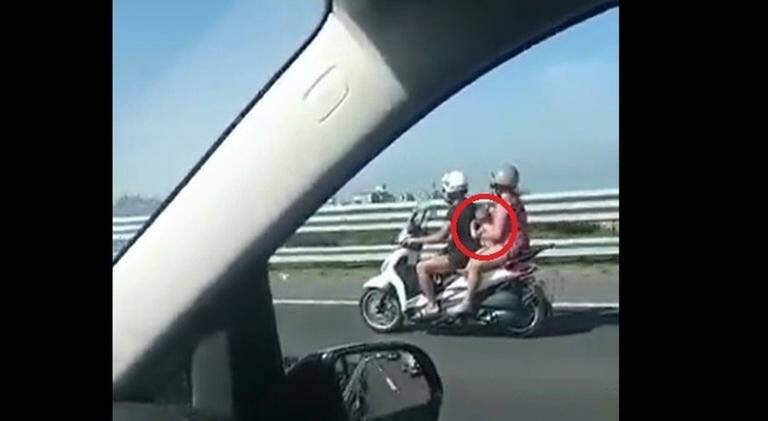 In tre sullo scooter in autostrada con un neonato: “arrestate quei genitori”. Il video