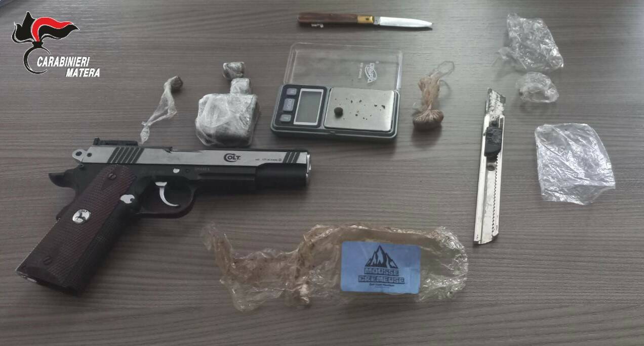 Droga e minacce, 21enne arrestato a Matera