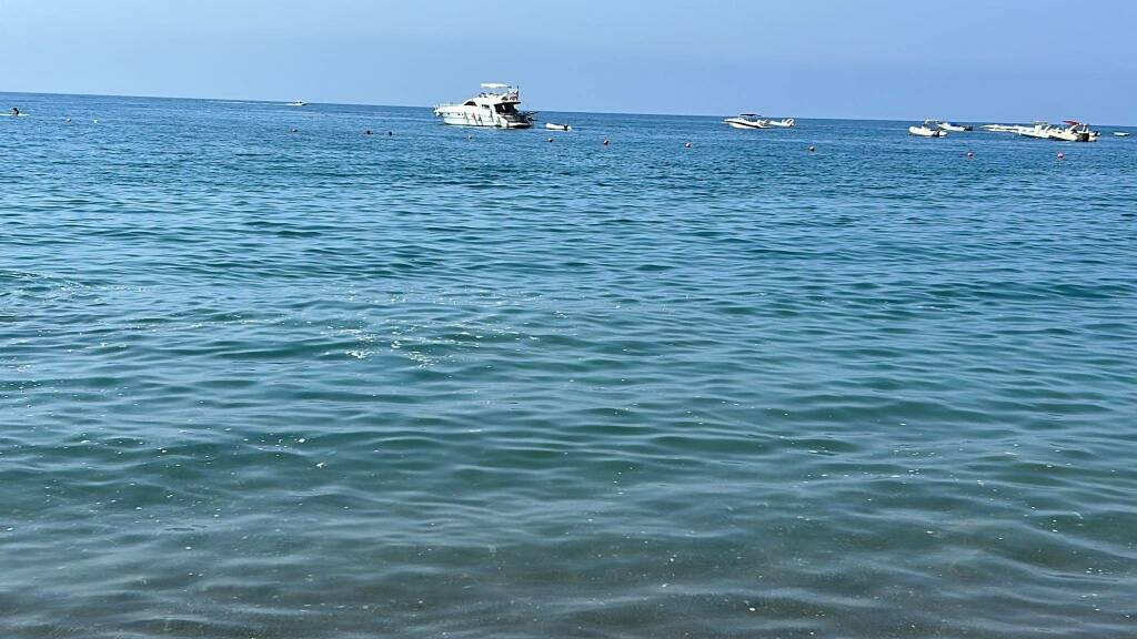 Chiazze gialle in mare a Castroccucco, il Consorzio Turistico di Maratea chiede controlli immediati