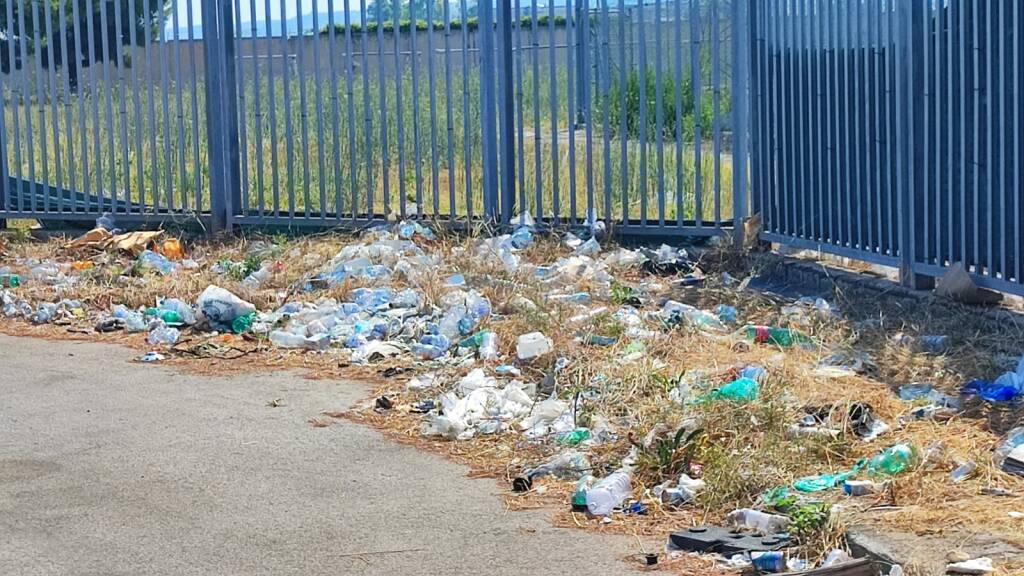 Area industriale di Melfi: cumuli di rifiuti e degrado