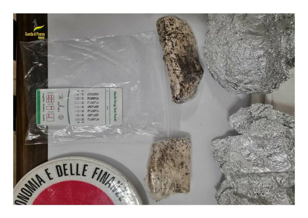 Droga, ritira 70 grammi di cocaina con pacco postale: arrestato