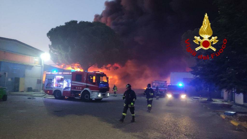Grosso incendio nell’area industriale di Melfi: diramato avviso di allerta