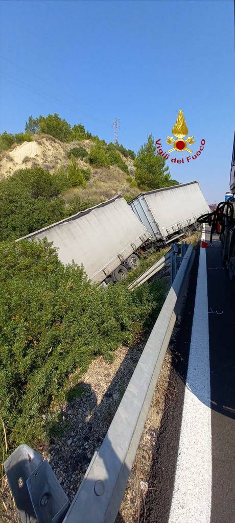 Camion finisce fuori strada sulla Basentana: autista in ospedale