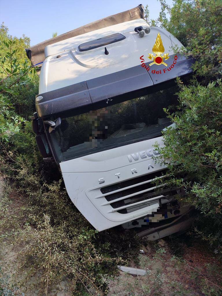 Camion finisce fuori strada sulla Basentana: autista in ospedale