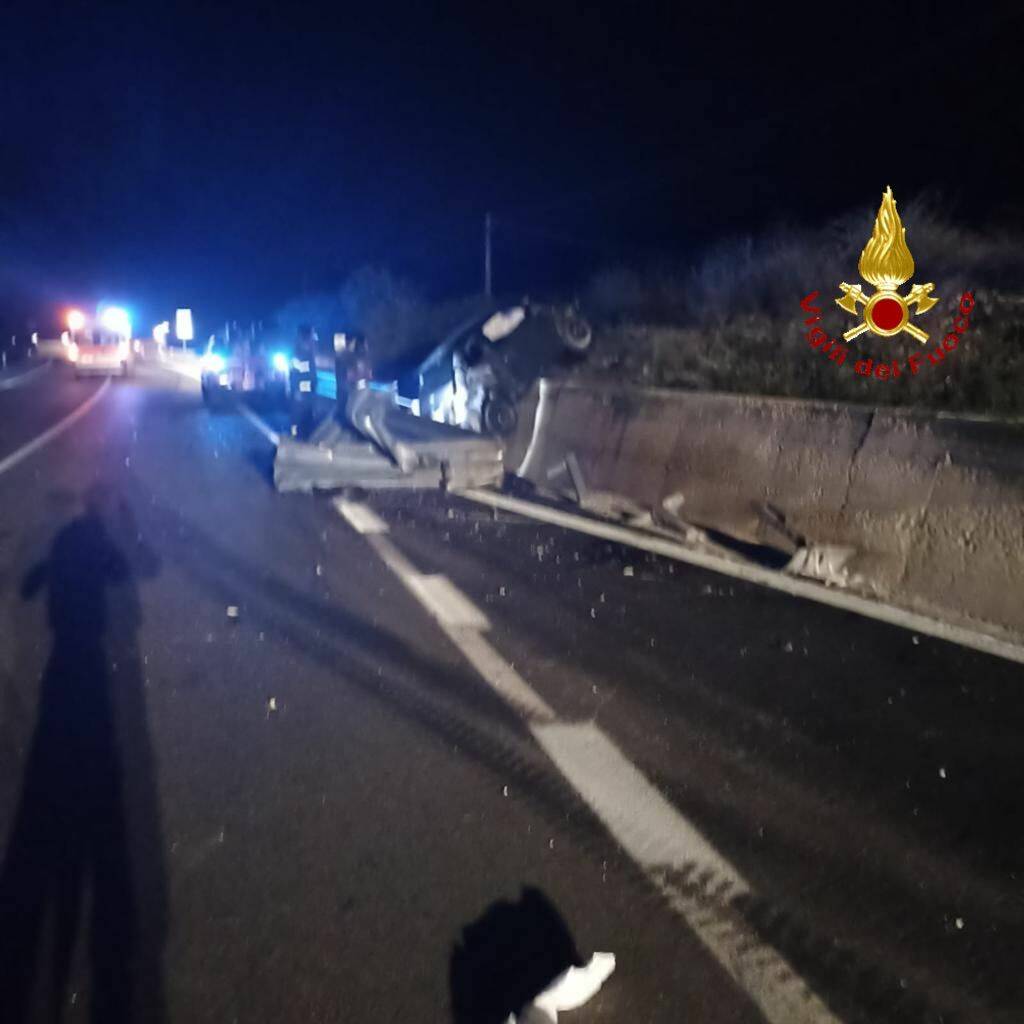 Auto con a bordo quattro ragazzi si schianta contro un muro sulla Bradanica