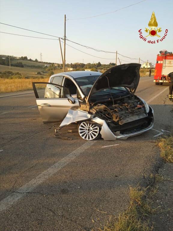 Incidente sulla ex statale 271 a Matera: auto con donna incinta a bordo finisce fuori strada