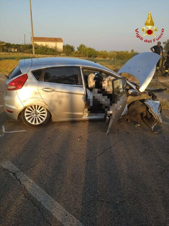 Incidente sulla ex statale 271 a Matera: auto con donna incinta a bordo finisce fuori strada