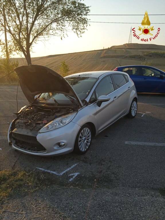 Incidente sulla ex statale 271 a Matera: auto con donna incinta a bordo finisce fuori strada