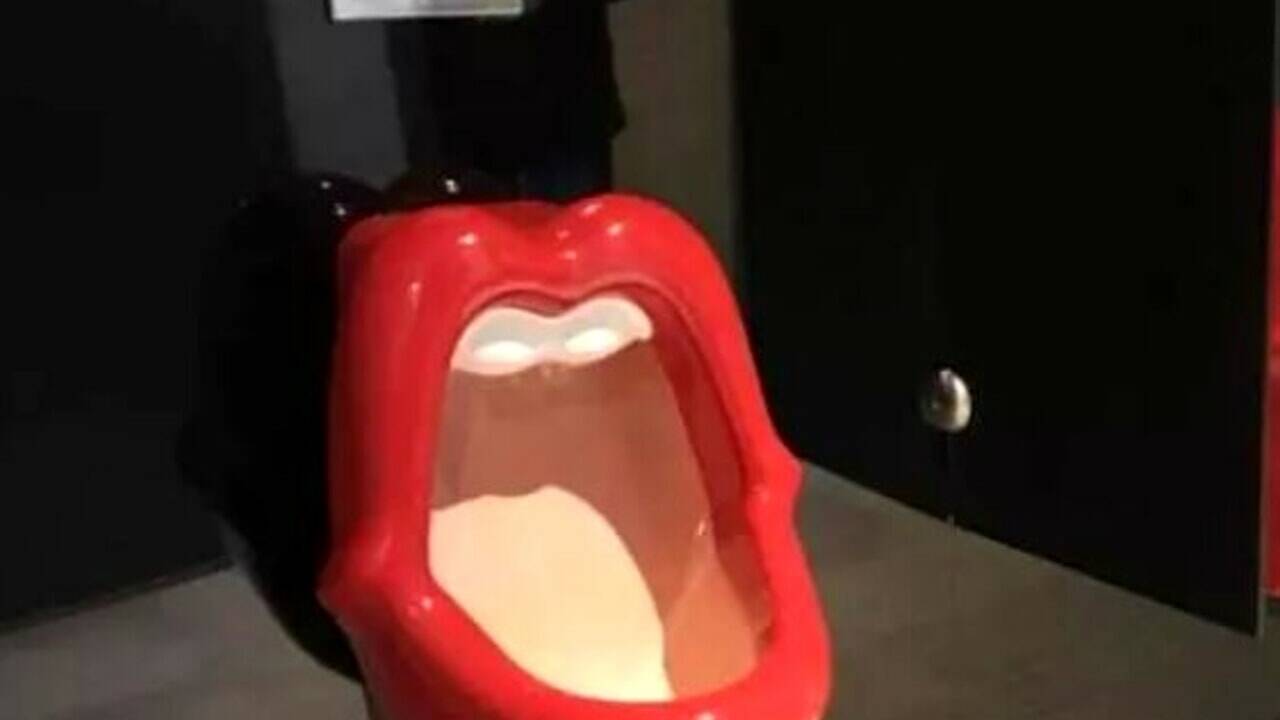 Orinatoio a forma di bocca di donna in palestra