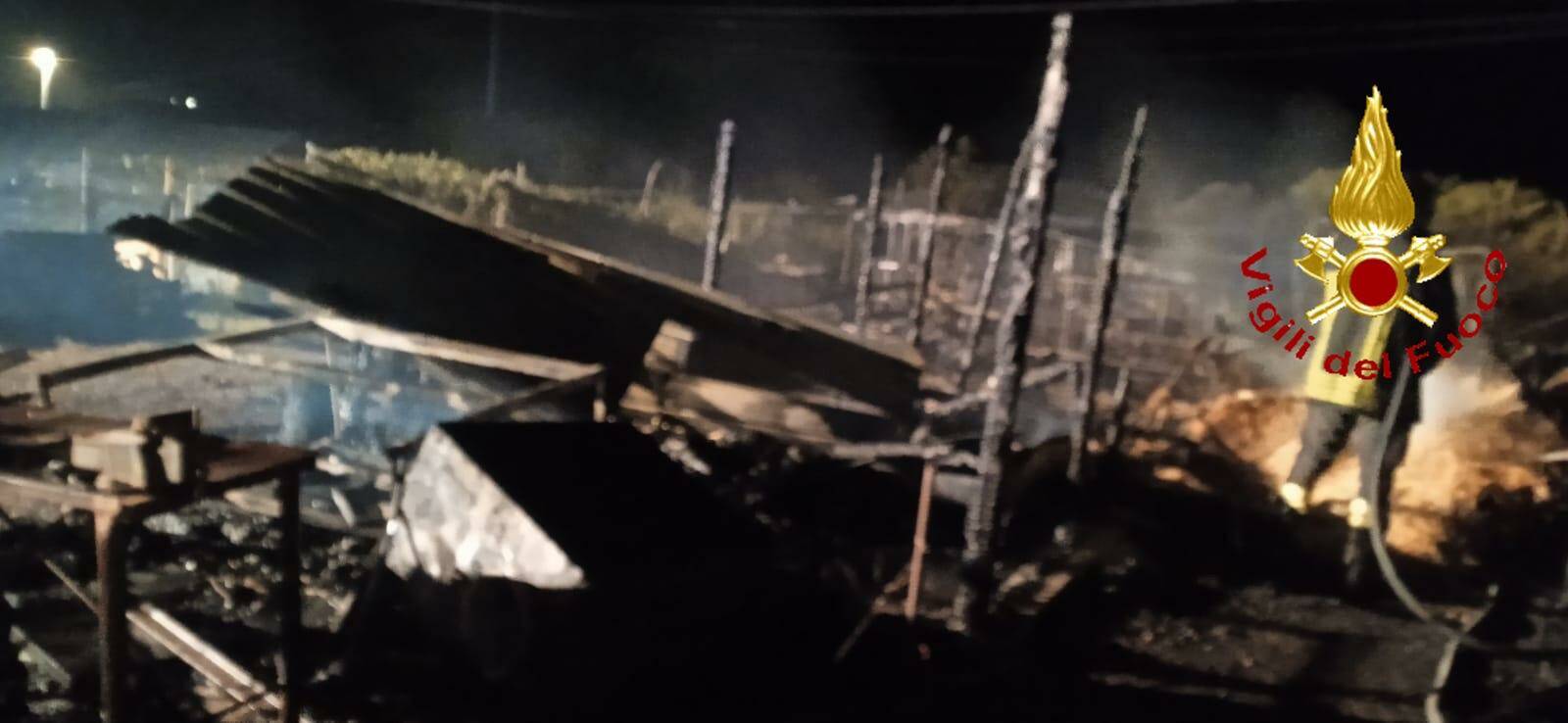 Montalbano Jonico, fiamme intorno a fattoria: morti animali