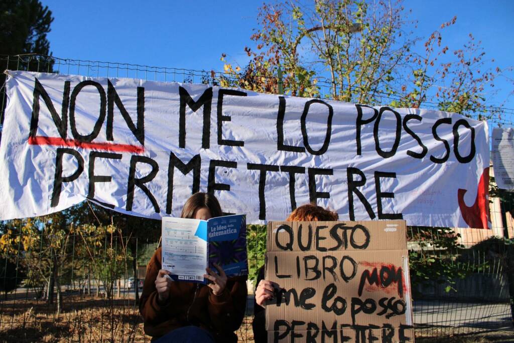 Manifestazione studenti lucani contro il caro scuola