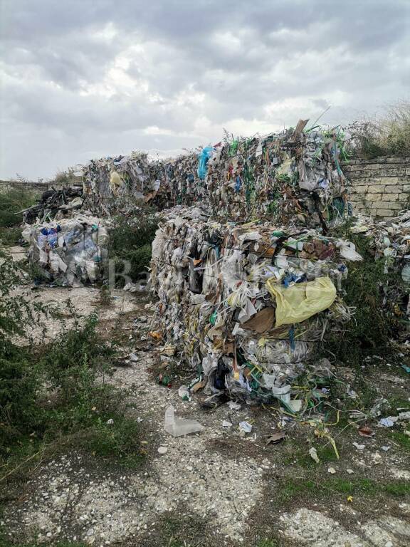 Lavello, quei rifiuti di plastica abbandonati nelle contrade: “roba da criminali”