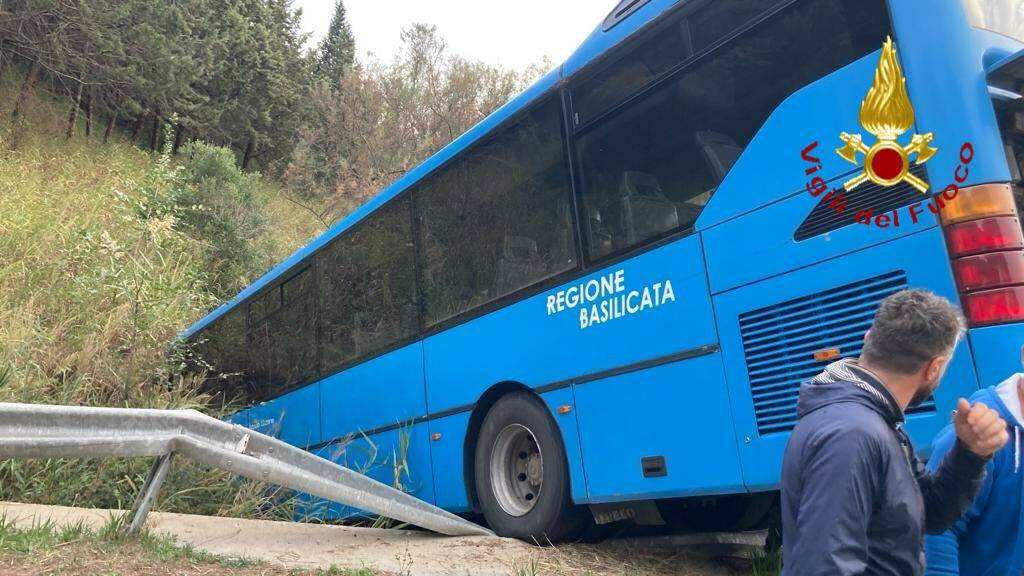 Autobus pieno di studenti fuori strada a Montescaglioso: 28 feriti