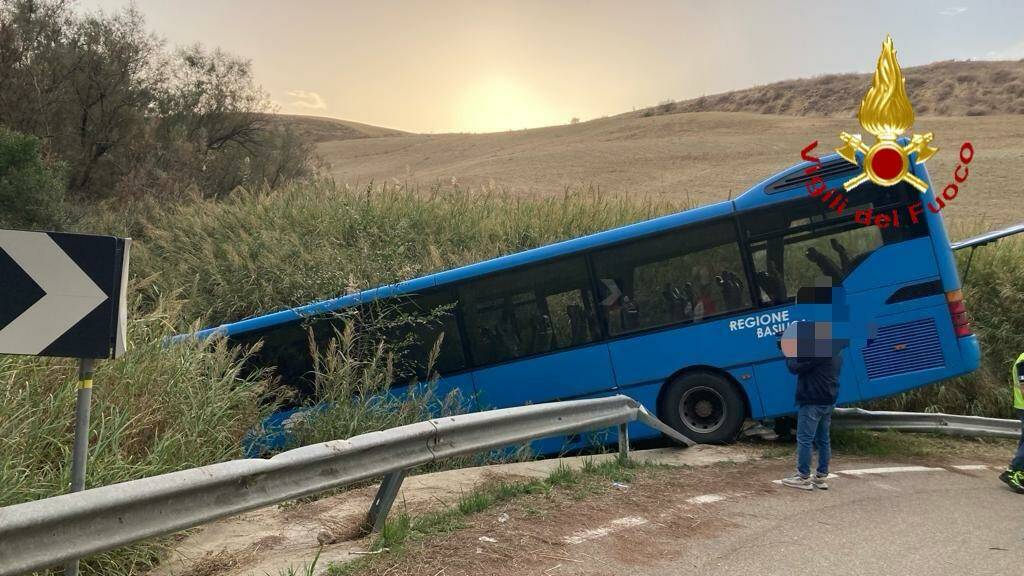 Autobus pieno di studenti fuori strada a Montescaglioso: 28 feriti