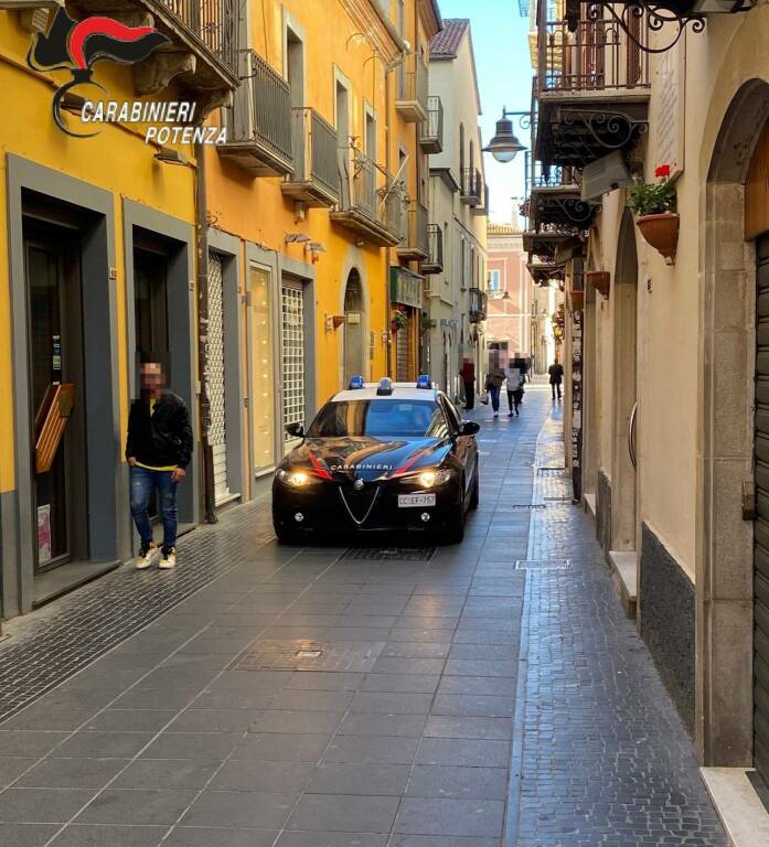 Infastidisce i passanti e minaccia i Carabinieri, 28enne arrestato a Potenza