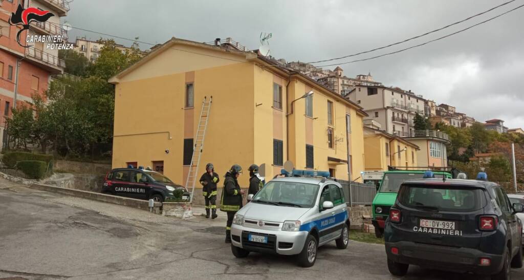 Anziana si barrica in casa e rifiuta contatti con i familiari, decisivo l’intervento dei Carabinieri