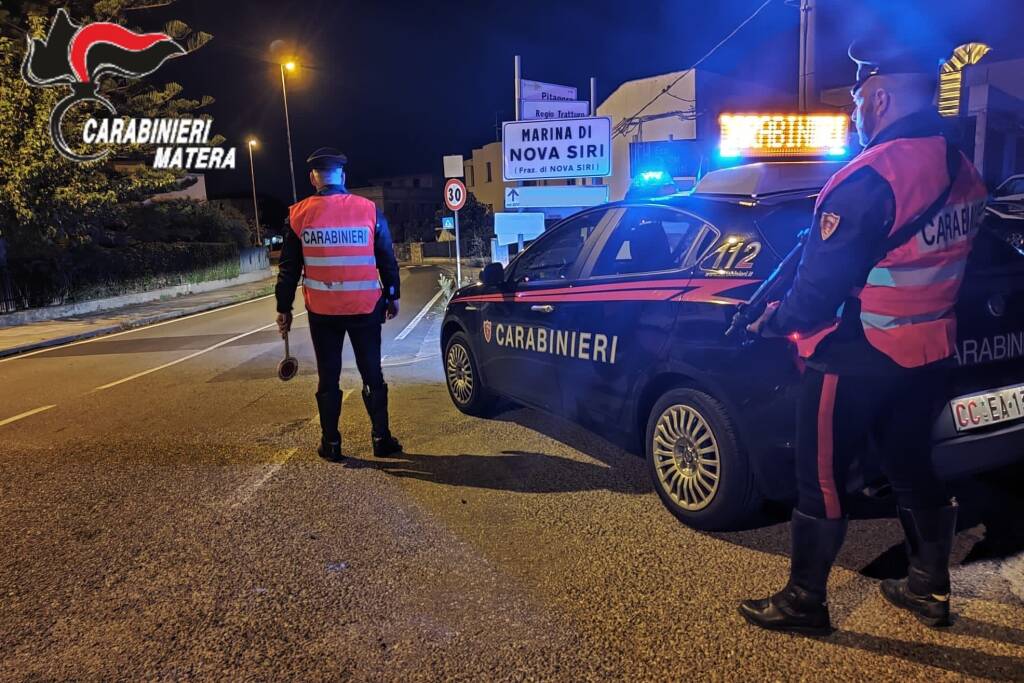 Controlli stradali nel Materano, cinque persone trovate con droga