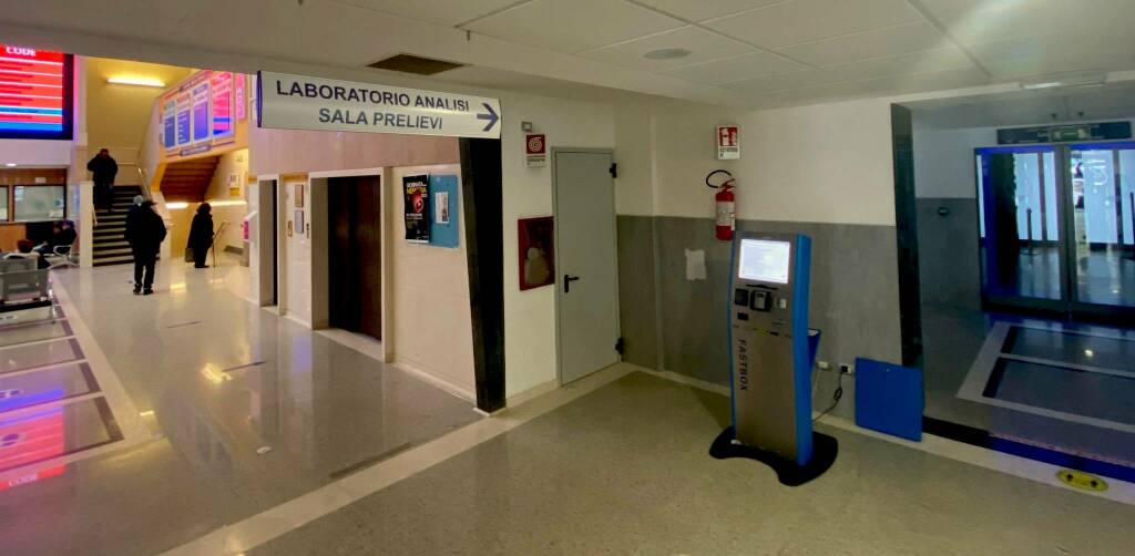 https://cdn.basilicata24.it/photogallery_new/images/2023/12/sala-prelievi-ospedale-san-carlo-46951.jpg