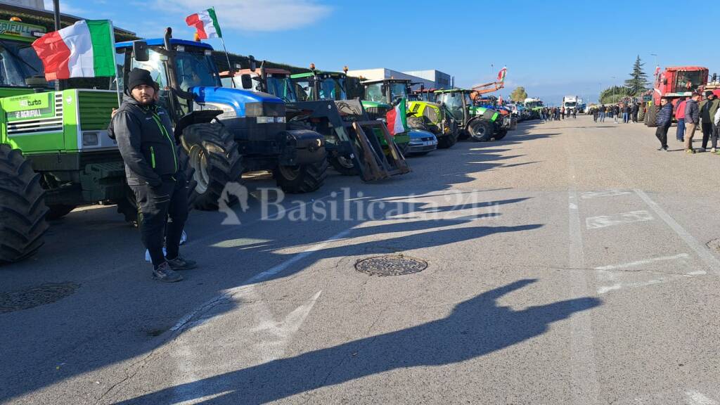 Un’onda di trattori raggiunge San Nicola di Melfi, gli agricoltori lucani: “strozzati dalle regole europee”
