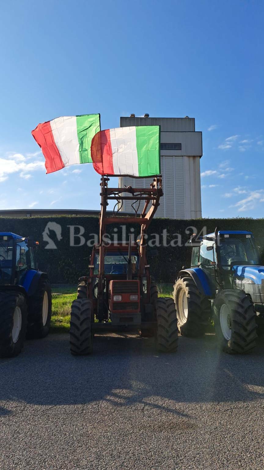 Un’onda di trattori raggiunge San Nicola di Melfi, gli agricoltori lucani: “strozzati dalle regole europee”