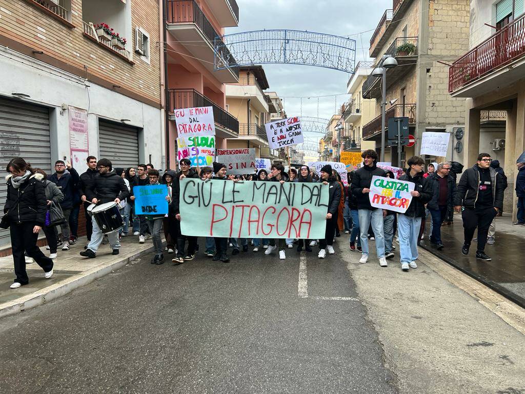 Studenti del Pitagora di Montalbano Jonico manifestano contro il piano di dimensionamento scolastico