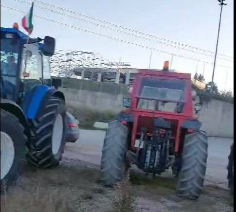 Mobilitazione agricoltori, trattori a Matera sotto la sede della Regione