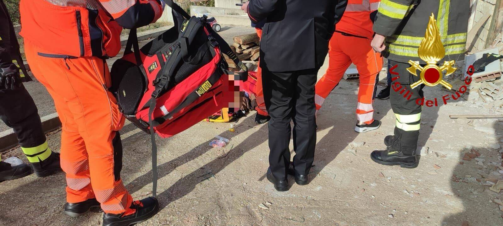 Crolla il solaio di un deposito, 78enne ferito a Matera