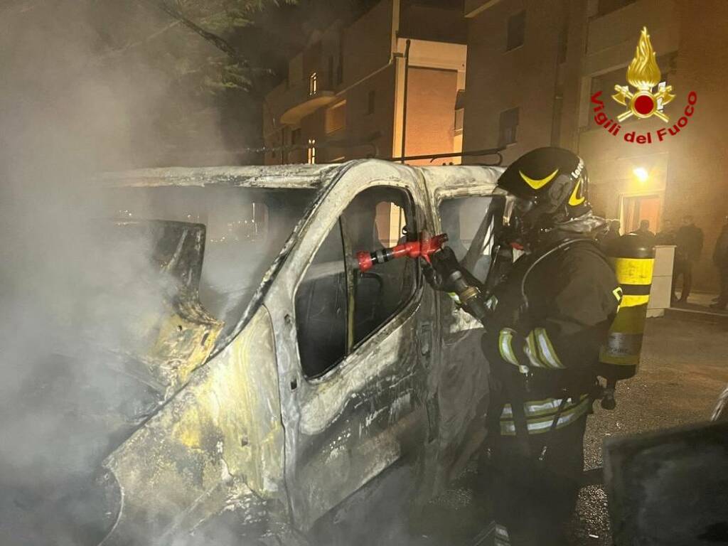 Auto e furgone in fiamme a Rionero in Vulture