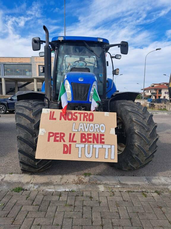 I trattori in marcia a Lavello: “Giù le mani dalla nostra terra”