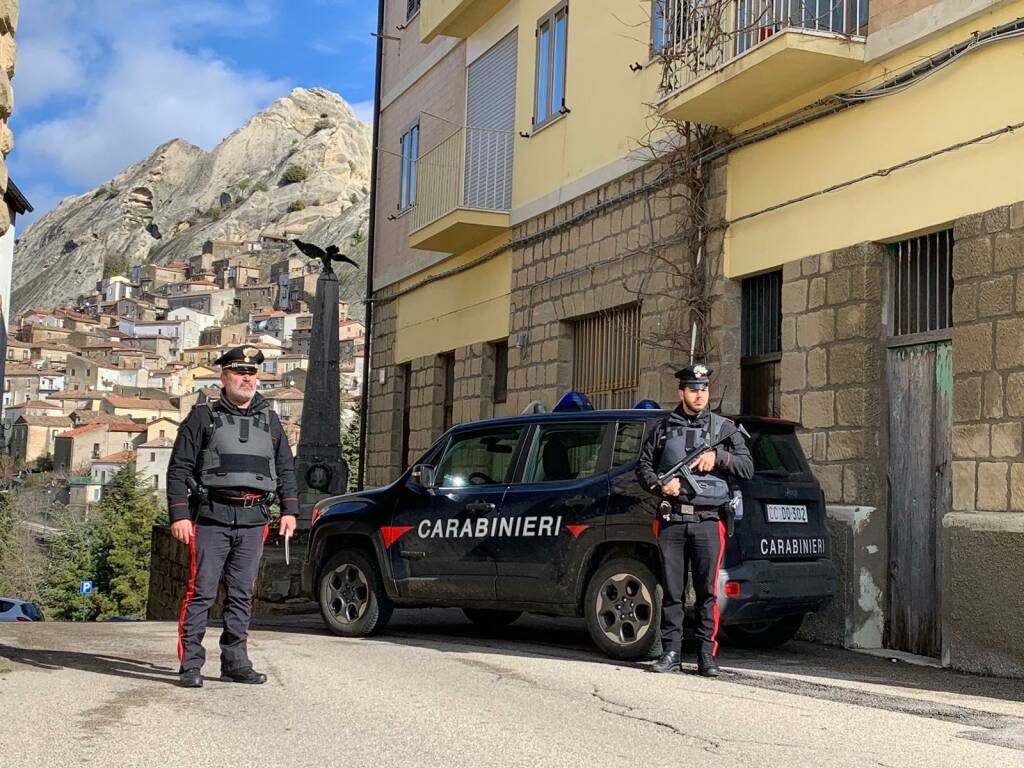 Furto sventato in una tabaccheria di Pietrapertosa: ladri messi in fuga dai carabinieri