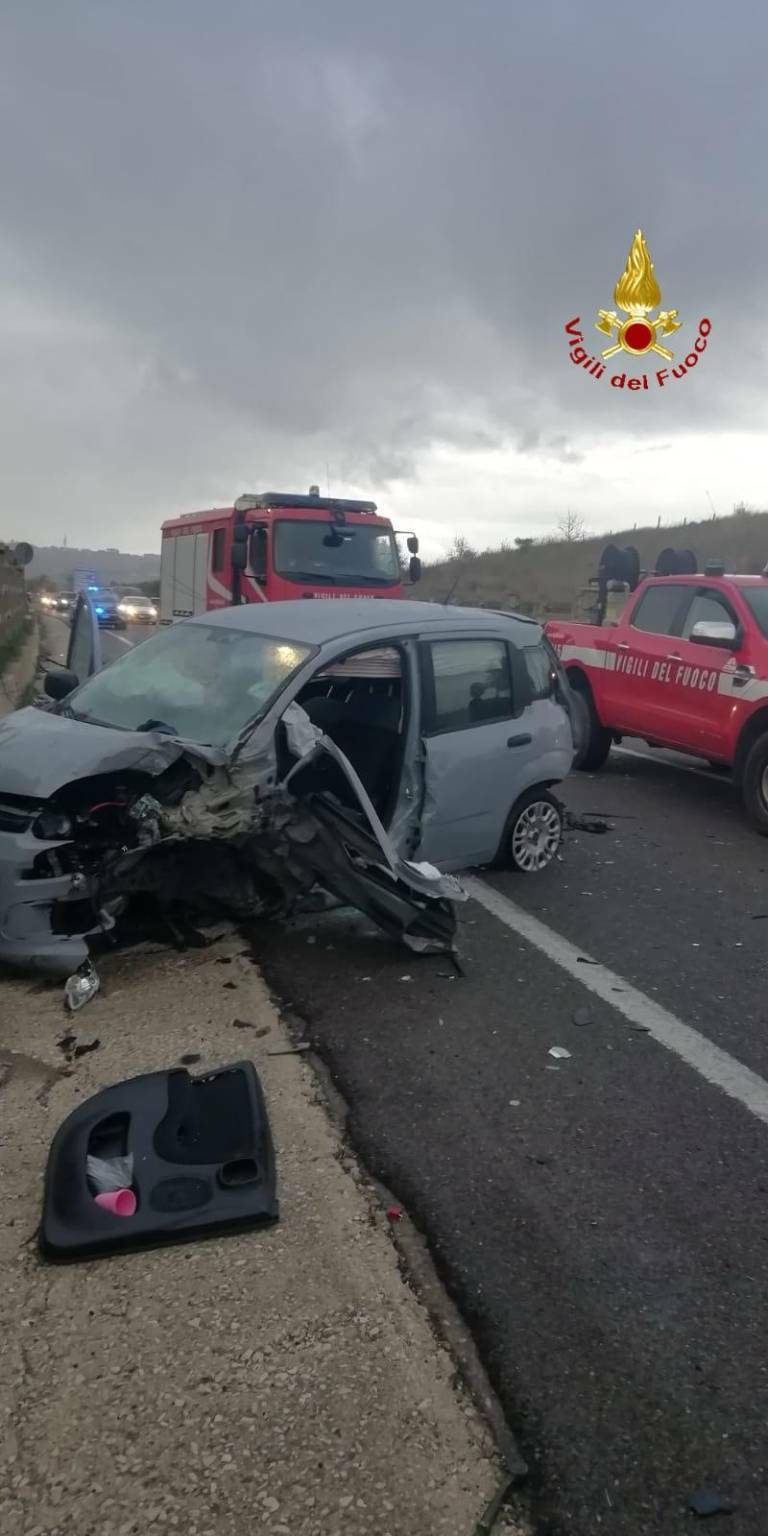 Scontro frontale tra auto nel Materano, tre feriti