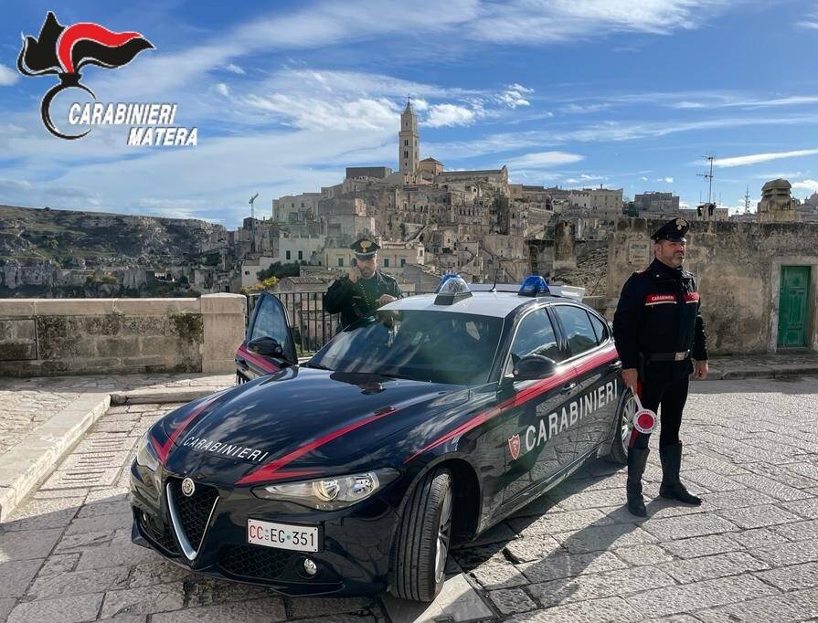 Matera, scippano una donna in pieno centro