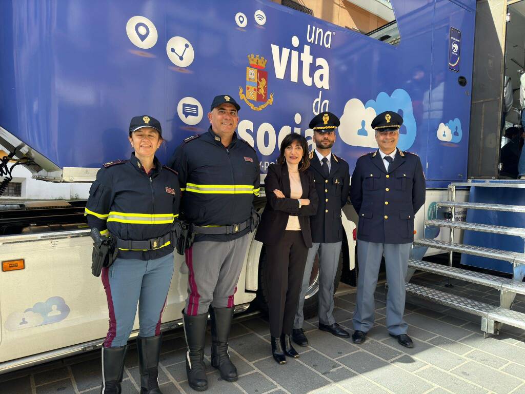 Una vita da social, Polizia