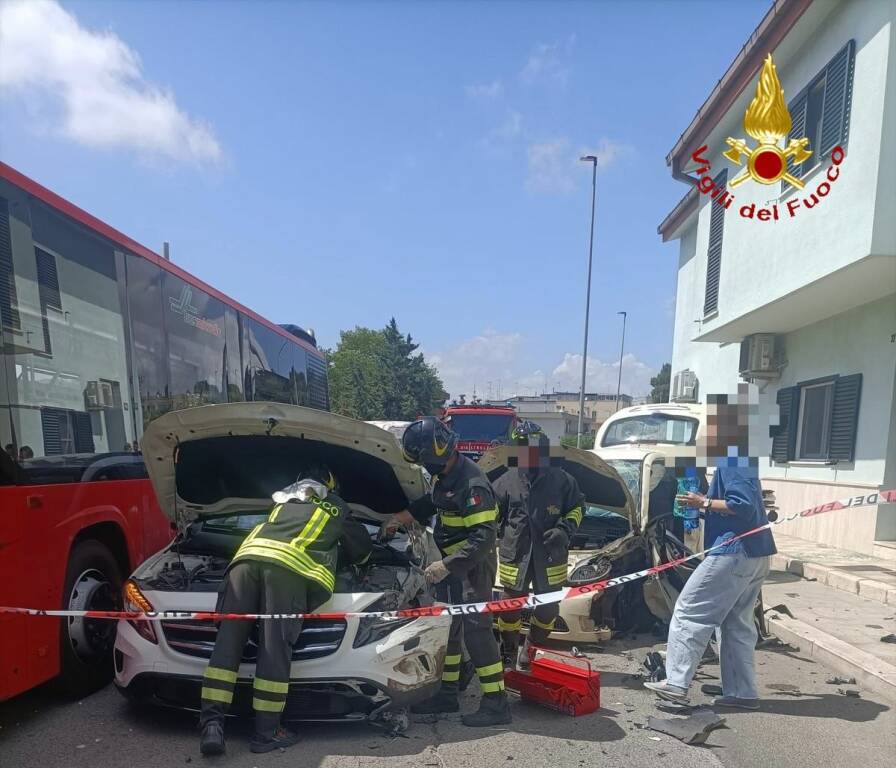 Incidente tra un bus e due auto a Matera, tre feriti