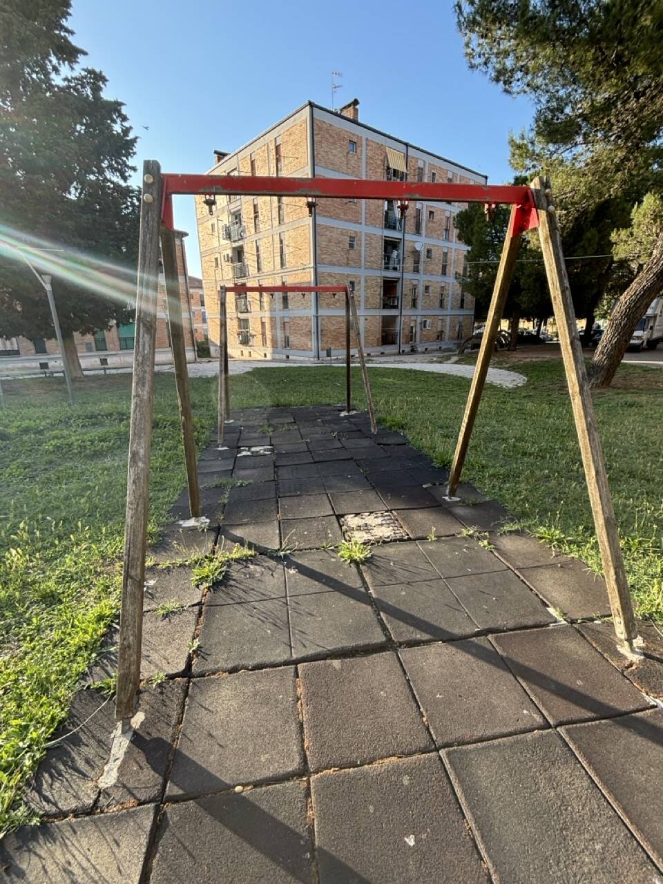 Matera, parco giochi pericoloso per i bambini nel rione Bottiglione