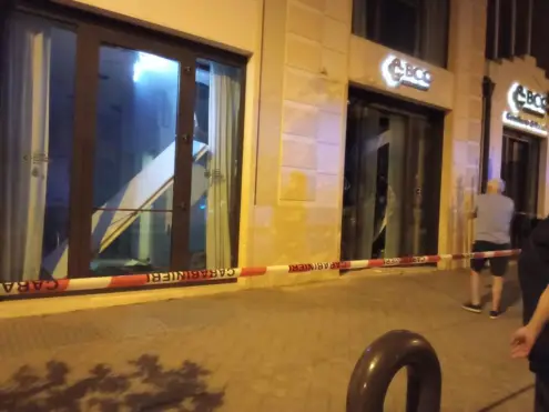 Ladri in azione, assalto in pieno centro alla banca Bcc di Lavello: scene di guerra