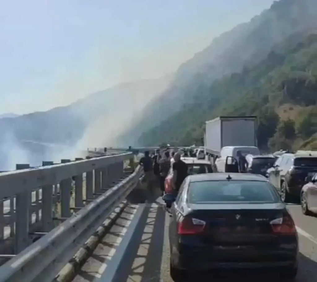 Incendio lambisce il raccordo autostradale a Vietri di Potenza: lunghe code