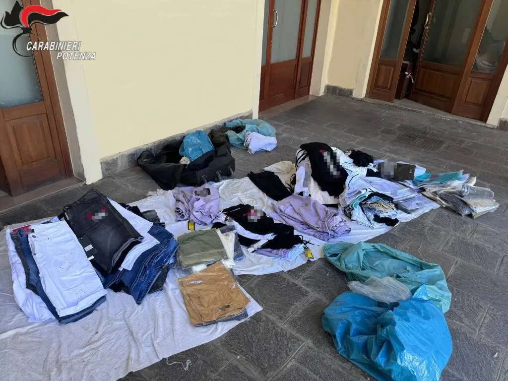 Potenza, capi contraffatti di prestigiose griffe sequestrati dai Carabinieri: denunciate tre persone