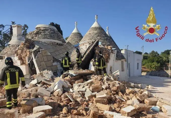 Crolla trullo: un uomo morto sotto le macerie, ferita una donna