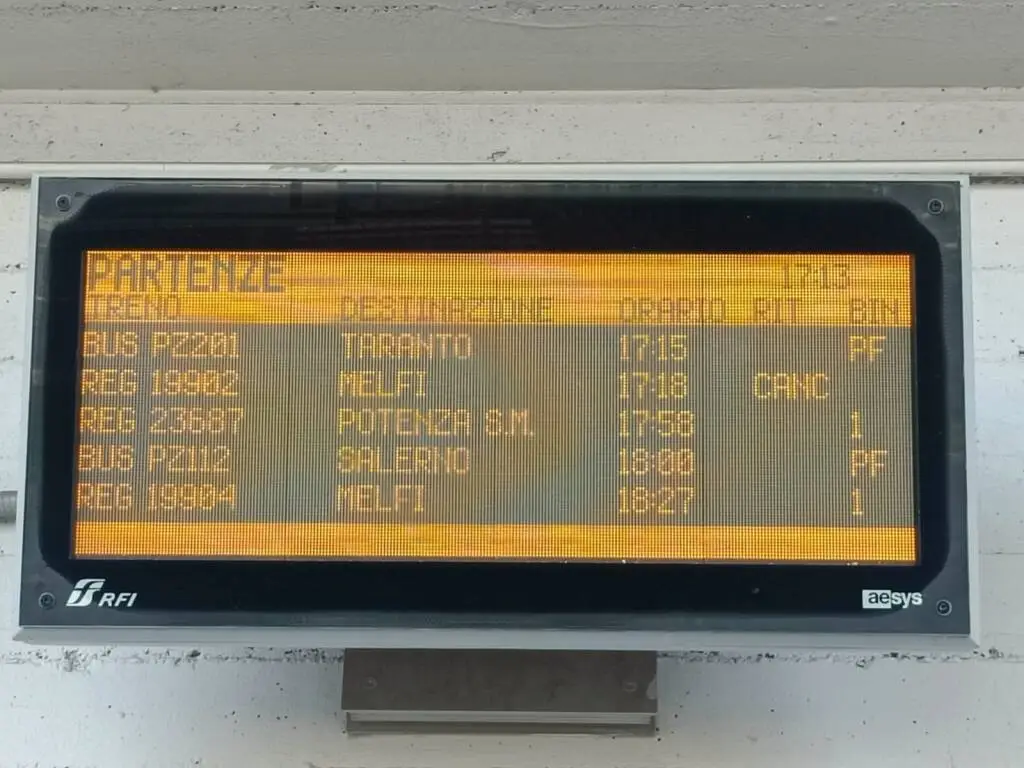 Potenza, treno per Melfi cancellato per uno strano motivo: l’ironia dei pendolari