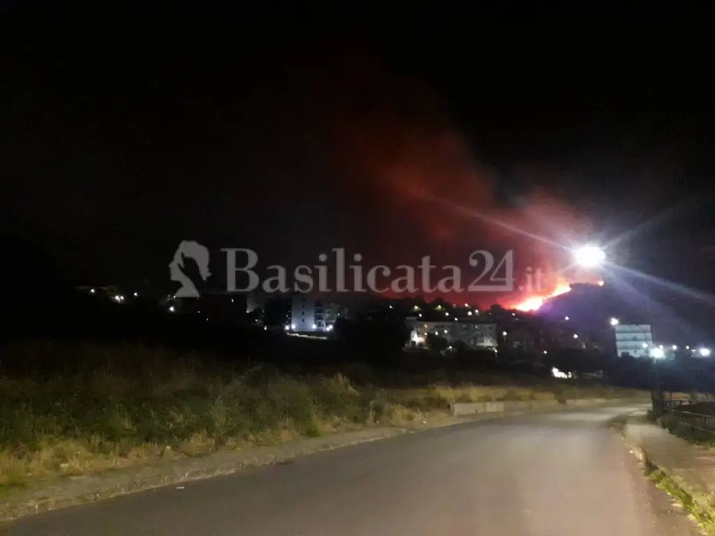 Vasto incendio su Barile, in pericolo alcune abitazioni. Le immagini