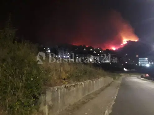 Vasto incendio su Barile, in pericolo alcune abitazioni. Le immagini