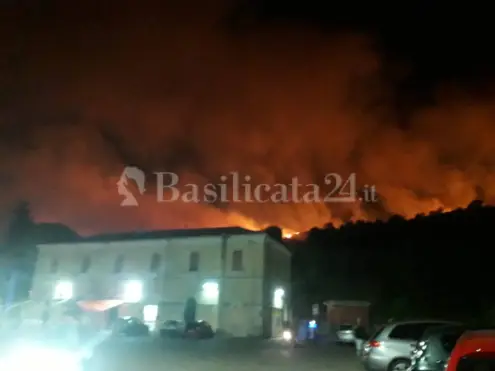 Vasto incendio su Barile, in pericolo alcune abitazioni. Le immagini