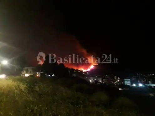 Vasto incendio su Barile, in pericolo alcune abitazioni. Le immagini