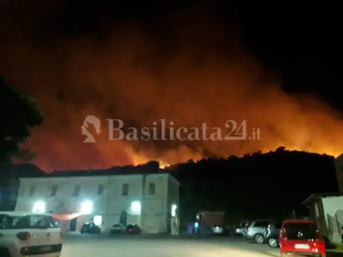 Vasto incendio su Barile, in pericolo alcune abitazioni. Le immagini