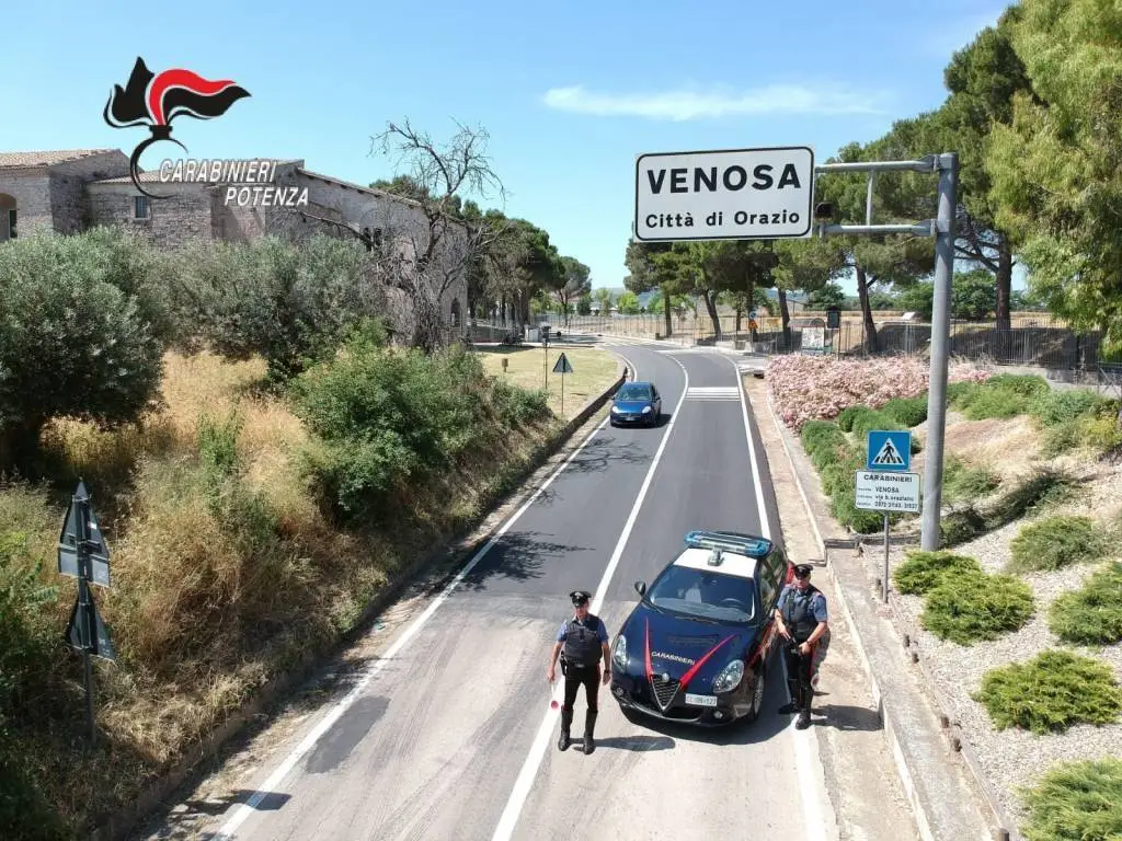 Venosa, carabinieri intercettano auto rubata: arrestato 22enne